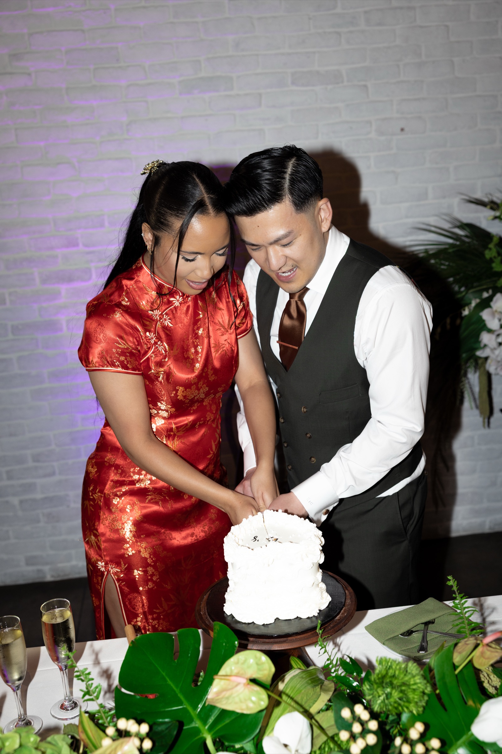 Kevin and Rachel cutting their wedding cake at The Colony House reception