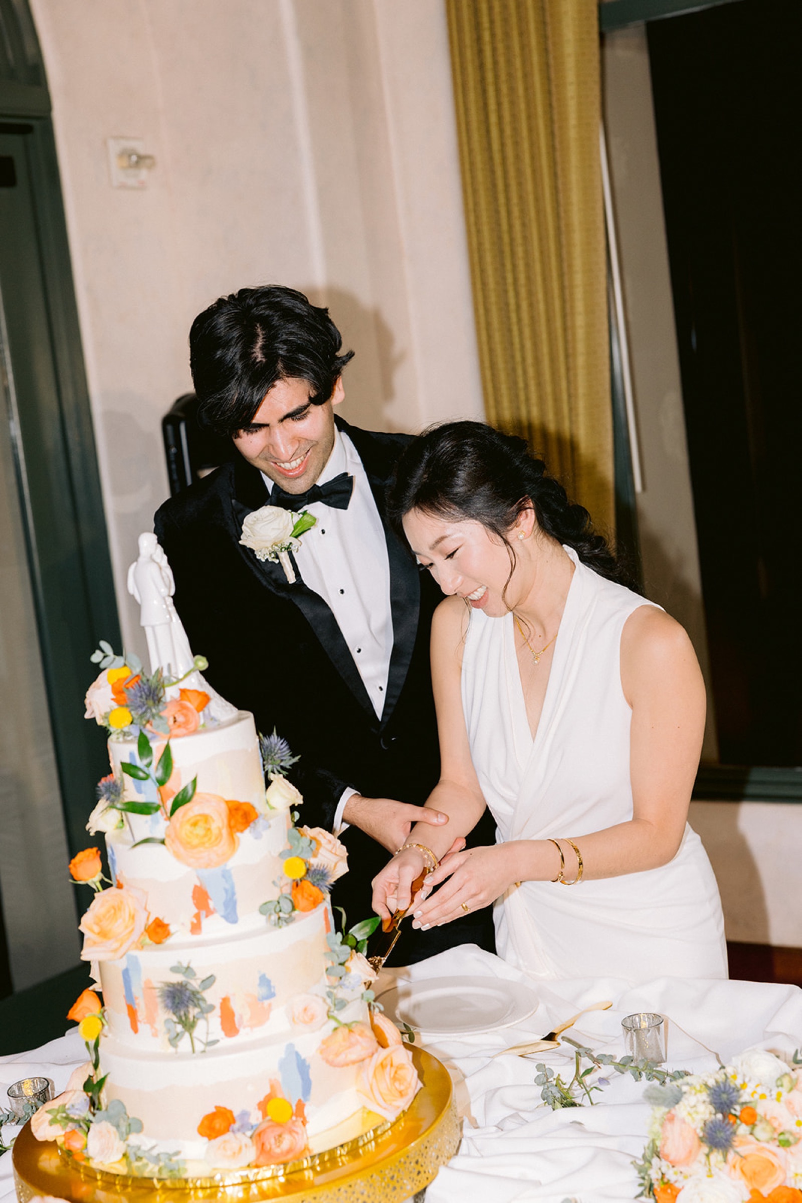 Couple cutting the wedding cake at South Hills
