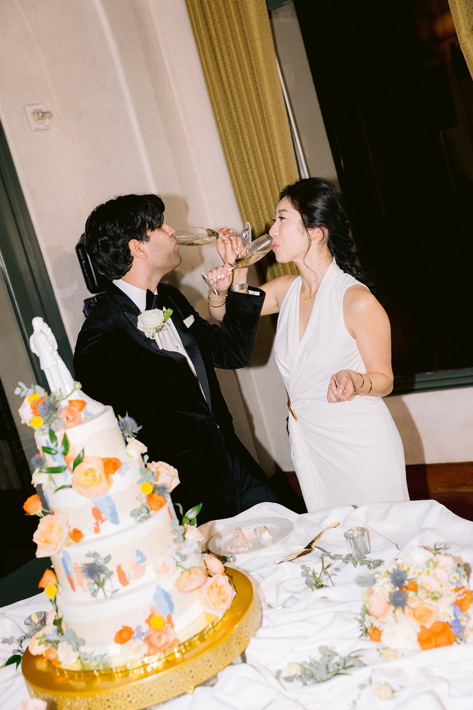 Kiss at the cake cutting