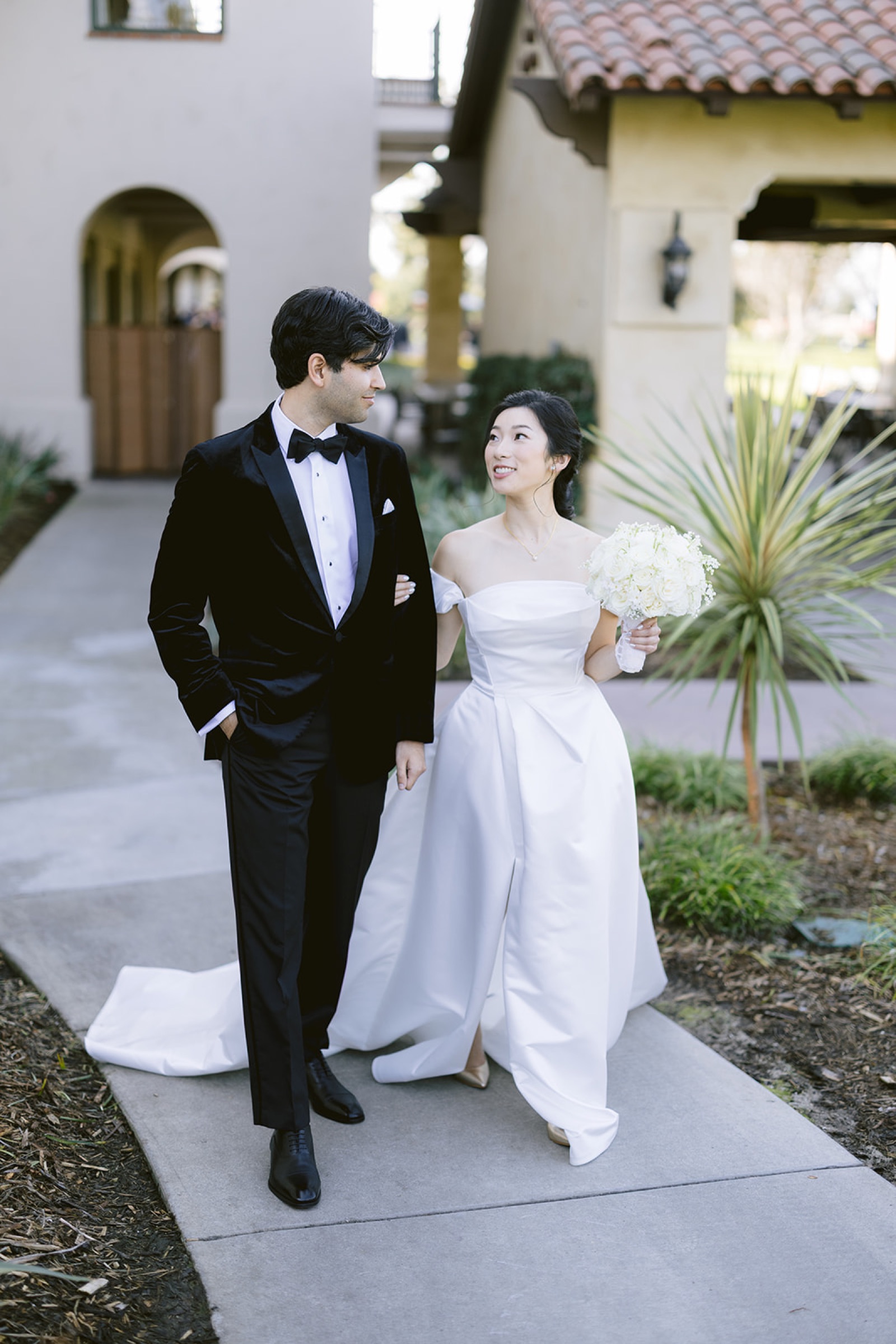 Kirsten and Shravan walking together at South Hills Country Club venue